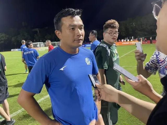 比如右后卫